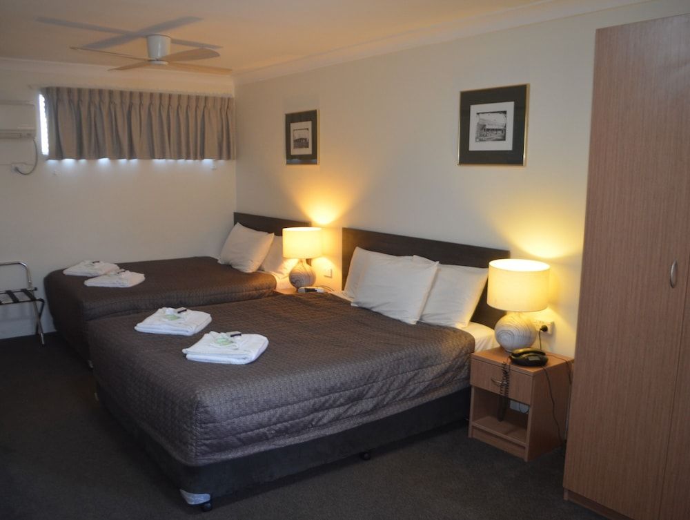 Ten Dollar Town Motel Deluxe Queen plus Double 4