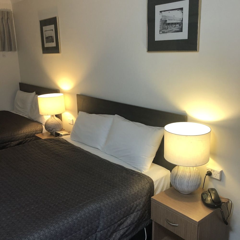 Ten Dollar Town Motel Deluxe Queen plus Double