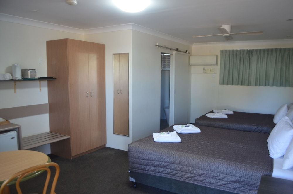 Ten Dollar Town Motel Deluxe Queen plus Double 3