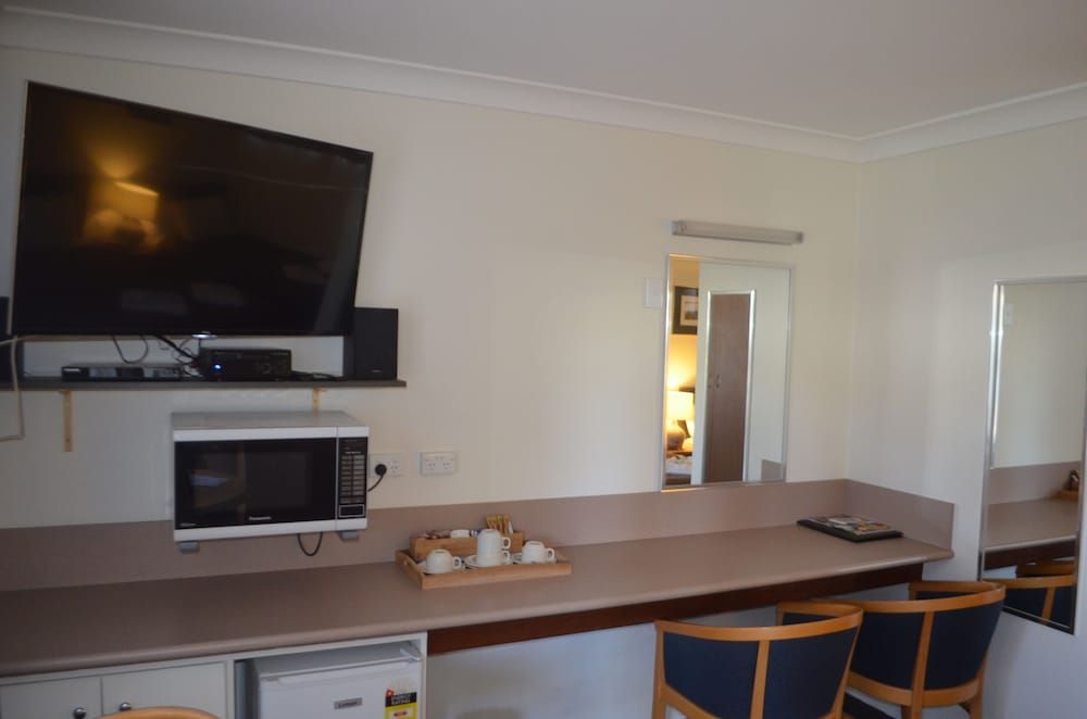 Ten Dollar Town Motel Deluxe Queen plus Double 6