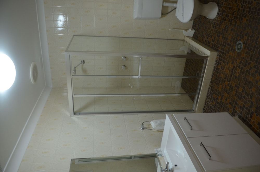 Ten Dollar Town Motel Deluxe Family Room