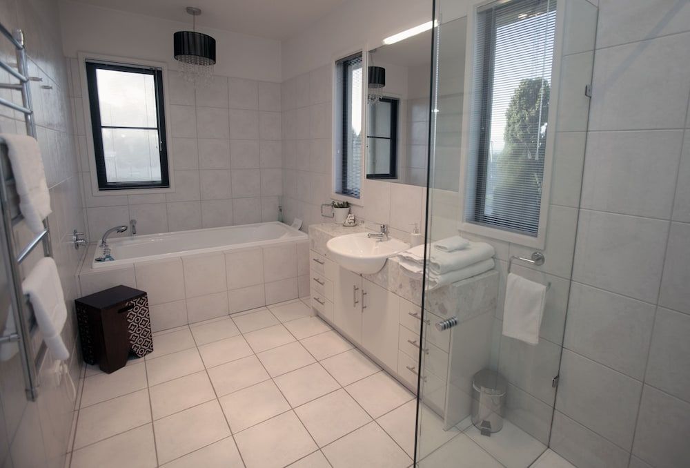 Hilltop Apartments Phillip Island - Adults Only Luxury Spa Apartment 5