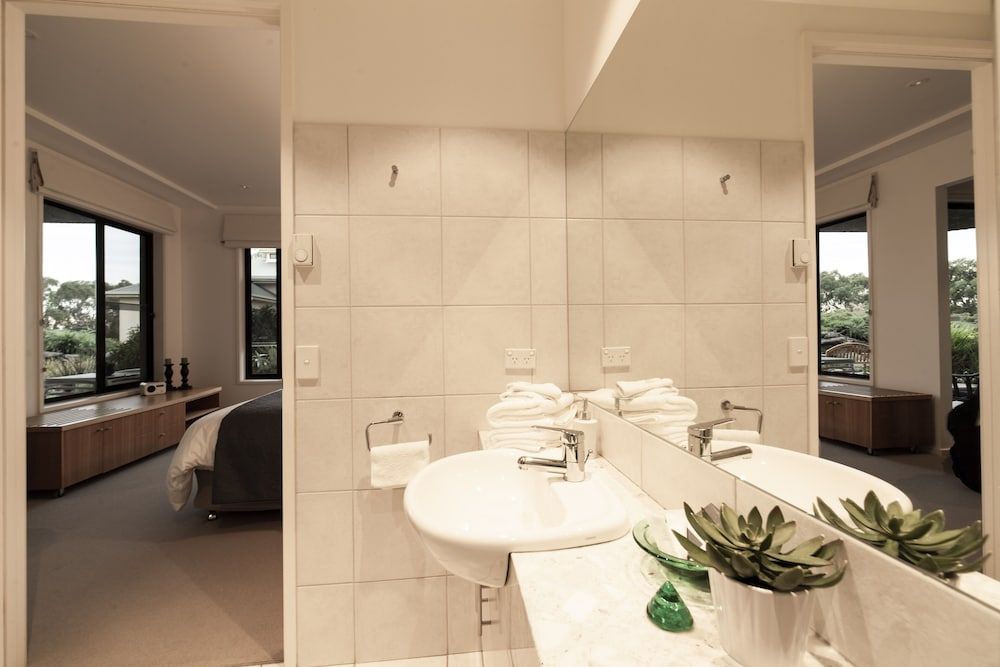 Hilltop Apartments Phillip Island - Adults Only Luxury Spa Apartment 7