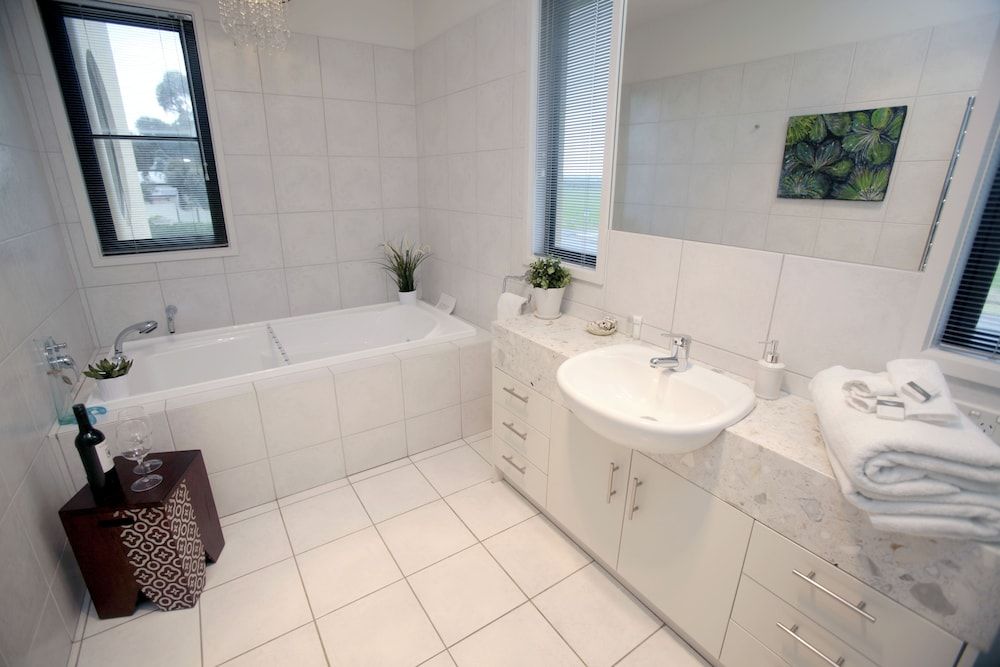 Hilltop Apartments Phillip Island - Adults Only Luxury Spa Apartment 6