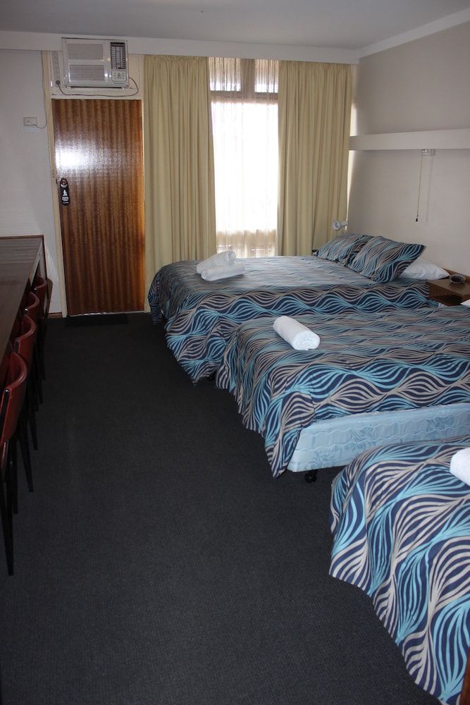 Portland Retro Motel Family Room (1 Double and 2 Single Beds) 3