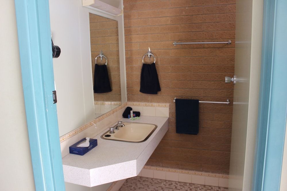 Portland Retro Motel Queen Standard (1 Queen Bed) 3