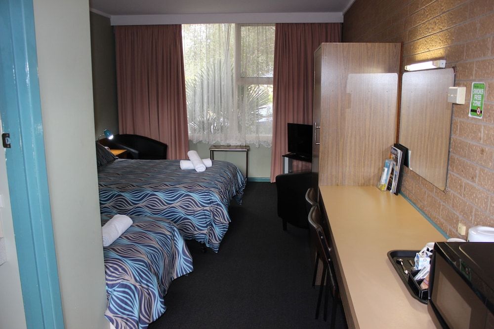 Portland Retro Motel Queen Twin (1 Queen and 1 Single Bed) 2