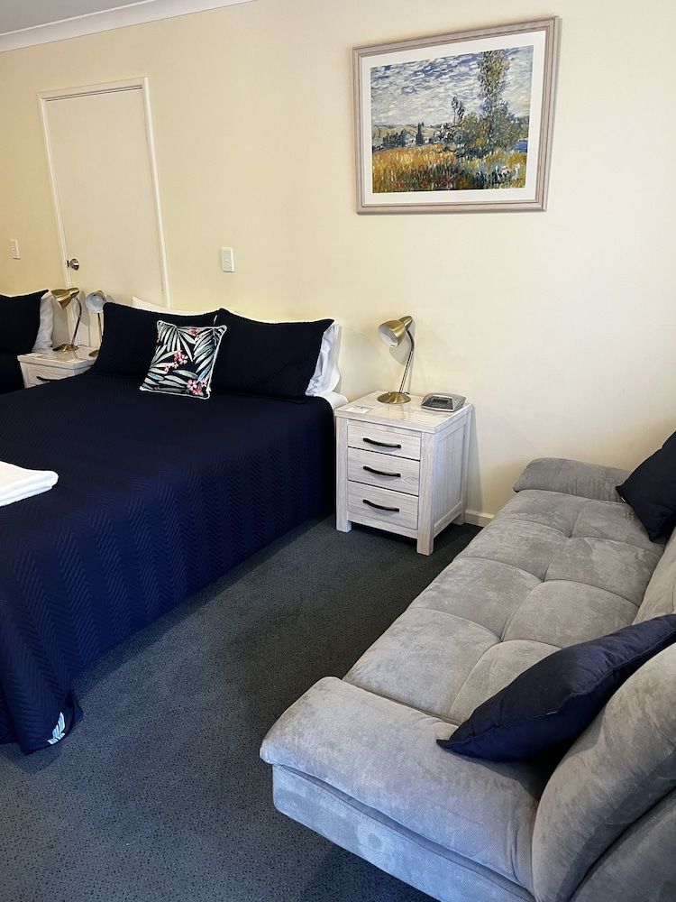 Emu Point Motel & Apartments Deluxe Queen Apartment 2