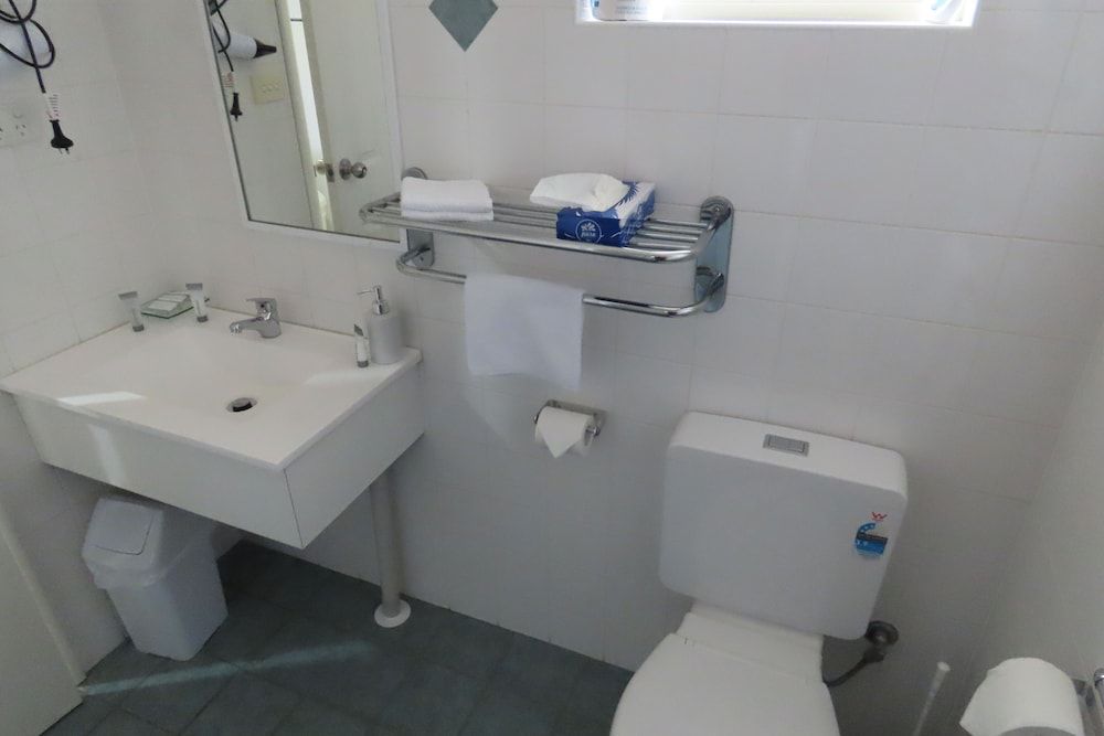 Emu Point Motel & Apartments Deluxe Queen Apartment 6