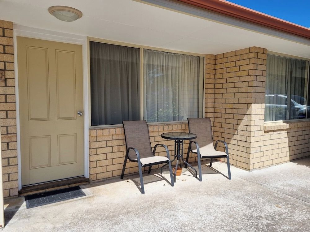 Emu Point Motel & Apartments Deluxe Studio Apartment (1 Queen and 2 Single Beds) 5