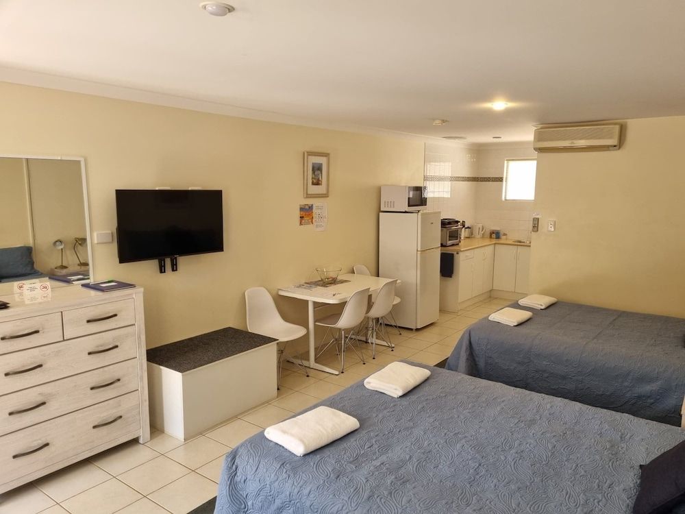 Emu Point Motel & Apartments Deluxe Queen Apartment 3
