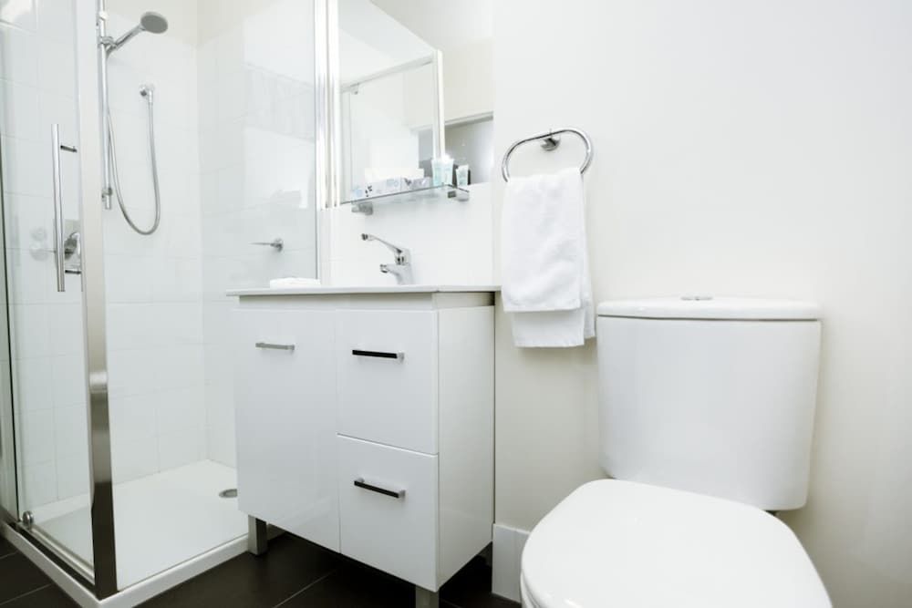 Standard Room, Non Smoking, Kitchenette (Queen + Single)