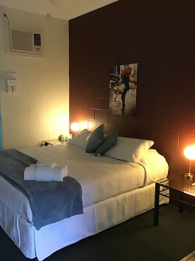 1 Bedroom - King Bed (No Pets)