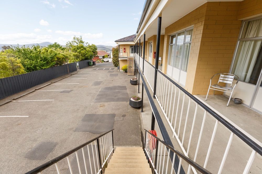 Graham Apartments Two Bedroom Apartment 4