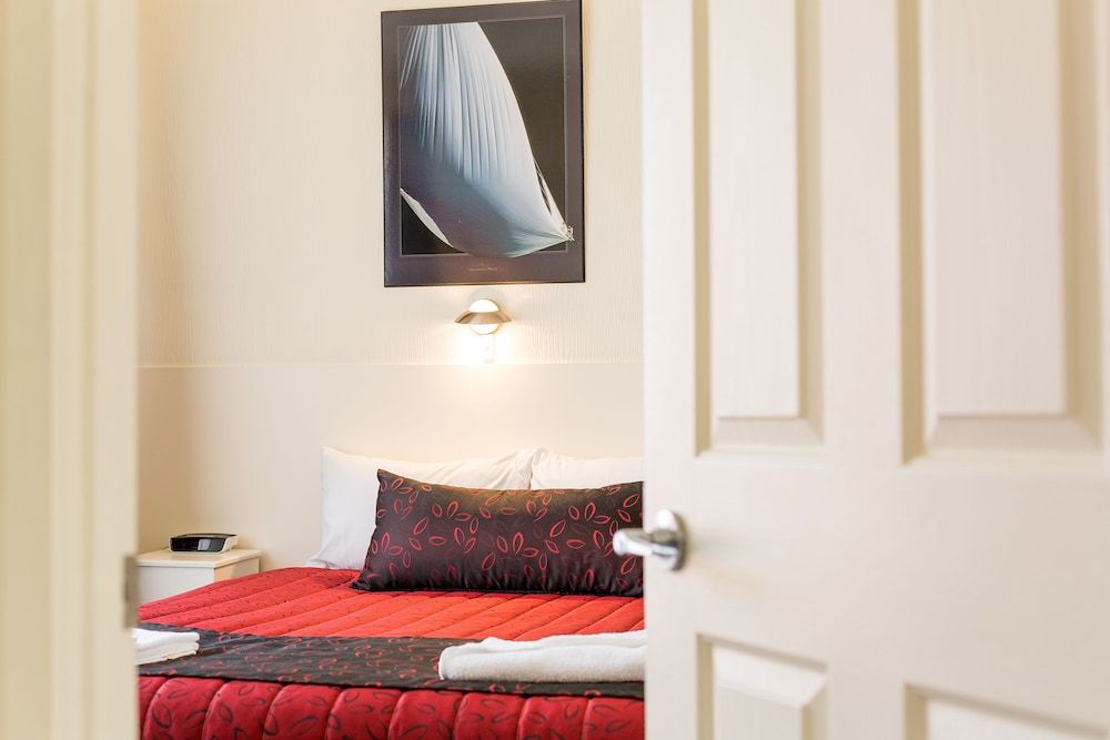 Graham Apartments Economy One Bedroom Apartment 2