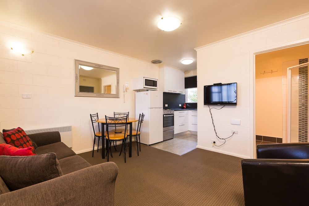 Graham Apartments Two Bedroom Apartment 6