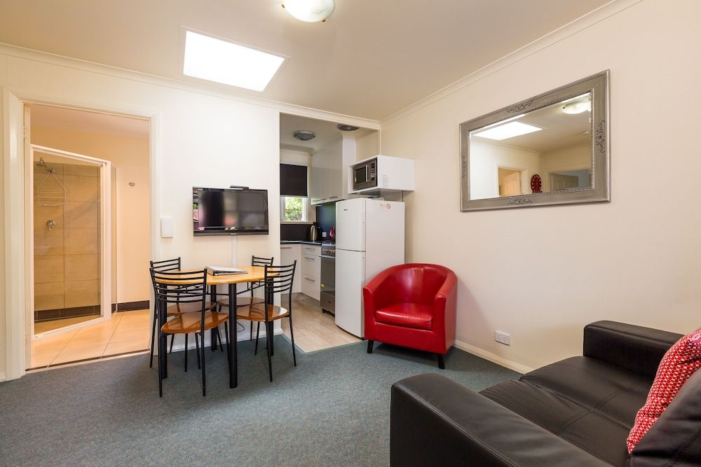 Graham Apartments Economy One Bedroom Apartment 4