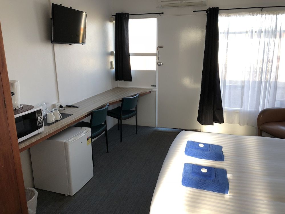 Ship Inn Motel Queen Room 3