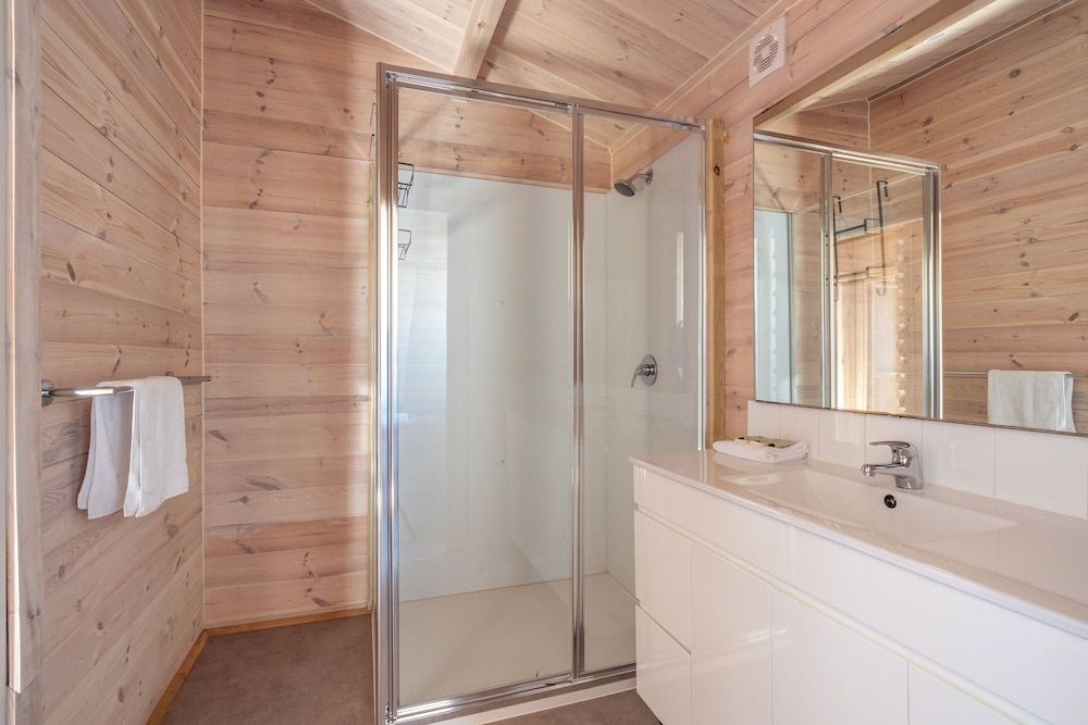 BIG4 Tasman Holiday Parks - Racecourse Beach Deluxe Beachfront Villa, 3 Bedrooms 4