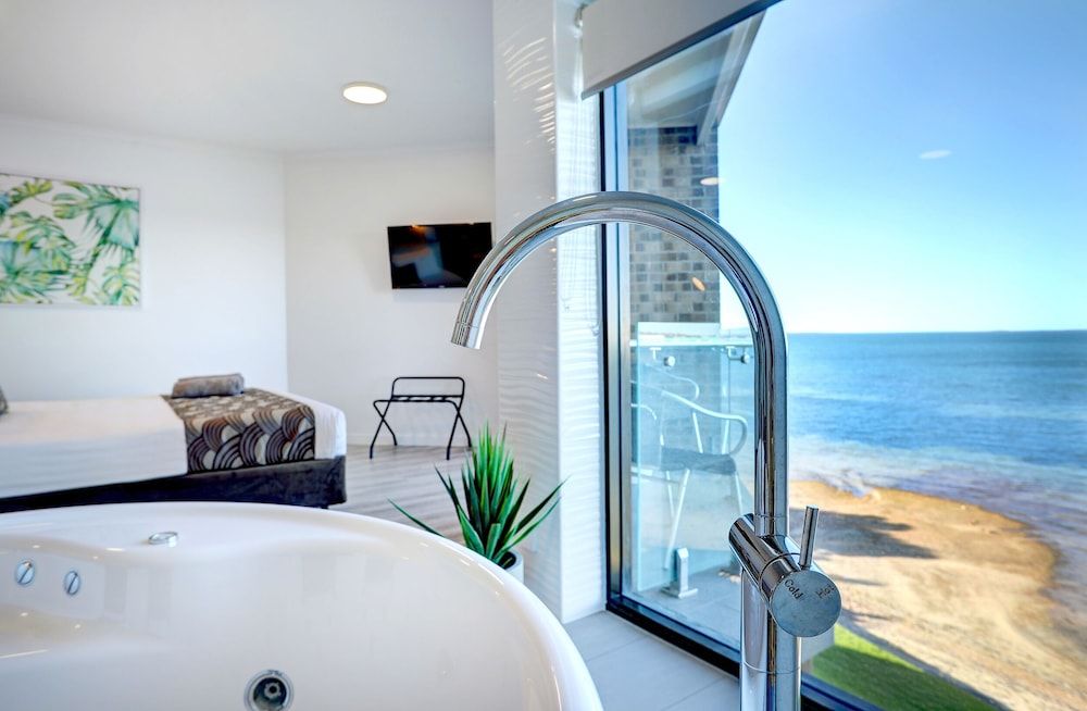Luxury Studio, 1 King Bed, Jetted Tub, Sea View