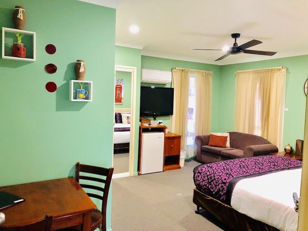 Aussie Rest Motel Deluxe Room, 1 King Bed 4