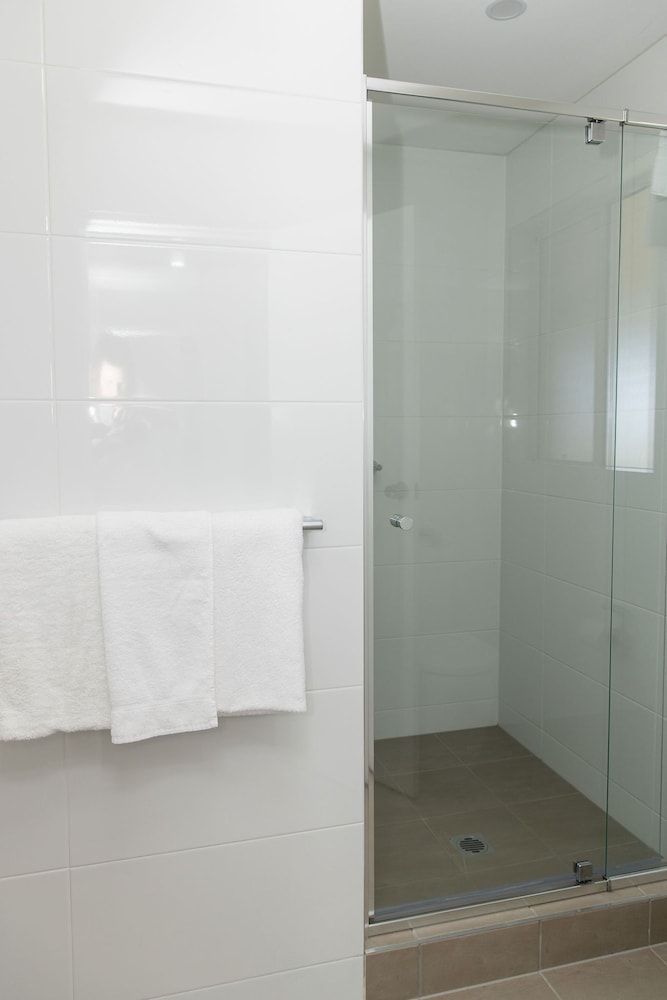 Lakeview Hotel Motel One Queen, One Single, and One Trundle 4