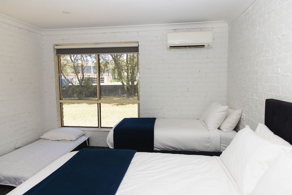 Lakeview Hotel Motel One Queen, One Single, and One Trundle