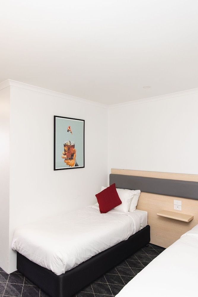 Lakeview Hotel Motel One Queen & One Single Bed 3