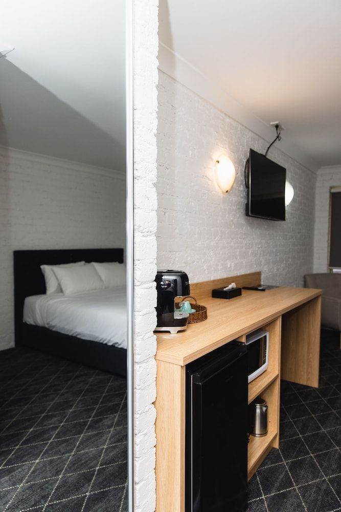 Lakeview Hotel Motel One Queen, One Single, and One Trundle 5