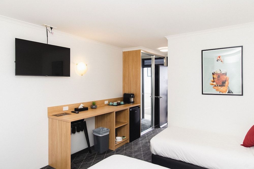 Lakeview Hotel Motel One Queen & One Single Bed 2