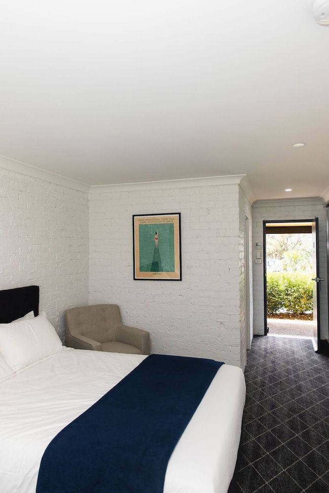 Lakeview Hotel Motel One Queen, One Single, and One Trundle 2