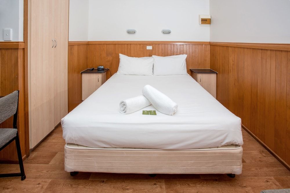 Big4 Shepparton Park Lane Studio Cabin 2