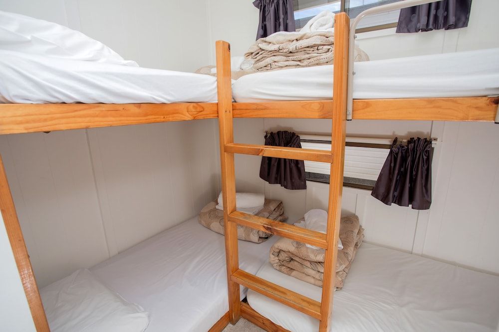 Big4 Shepparton Park Lane Standard Cabin (Sleeps 6) 2