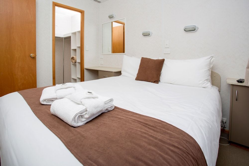 Big4 Shepparton Park Lane Family Cabin (Sleeps 6) 2