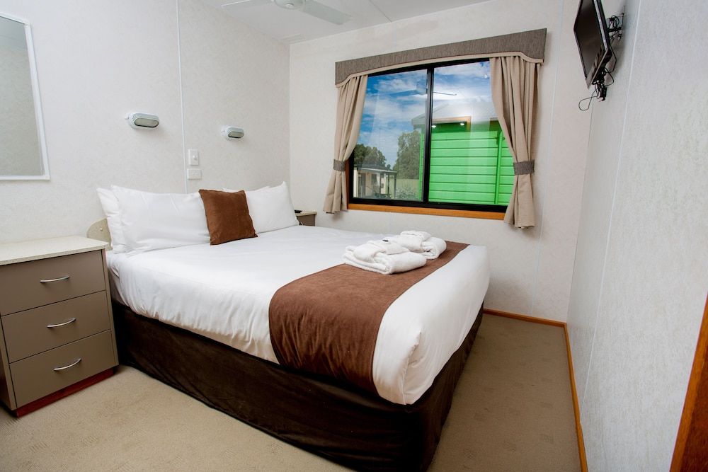 Big4 Shepparton Park Lane Family Cabin (Sleeps 6) 3