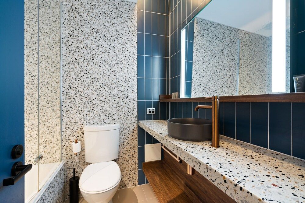 Eden Oak Geelong Guest Room Queen 2