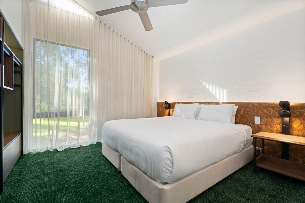 Eden Oak Geelong Guest Room Queen