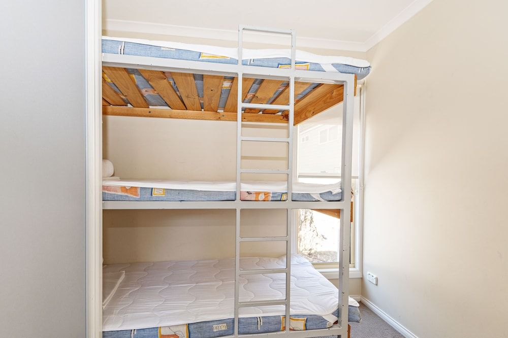 Shoalhaven Deluxe Cabin (Double + Single Bunk)