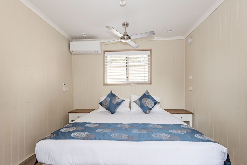 Bungalow Cabin (Shared Bathroom)
