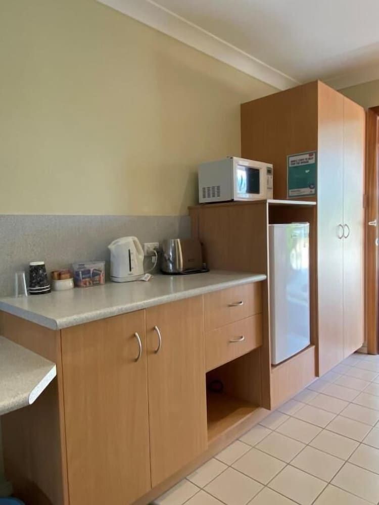 Country Roads Motor Inn Gayndah Qld Deluxe Queen & Single Room (Pet Friendly) 4
