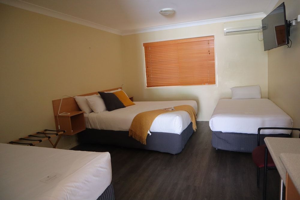 Country Roads Motor Inn Gayndah Qld Family Room 7