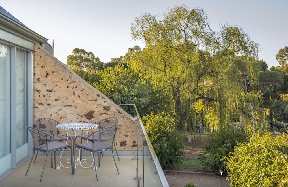 Barossa Shiraz Estate Barn Cottage 8