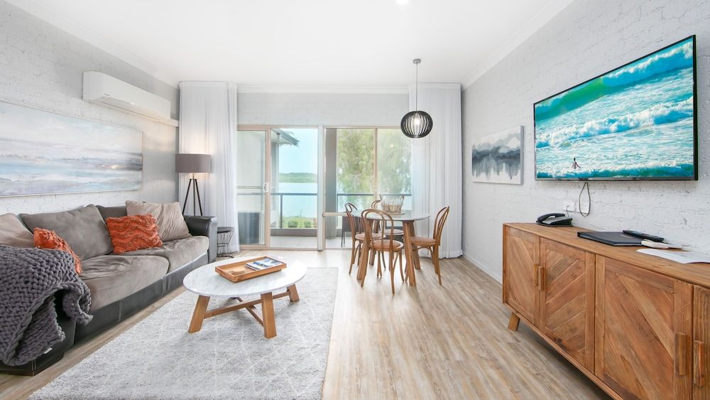 Moby Dick Waterfront Resort Motel Premium King Room 5