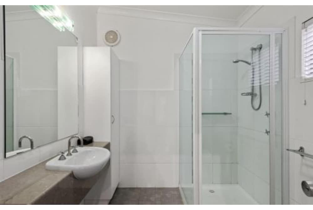 Deluxe 2 Bedroom Cabin - Sleeps 4