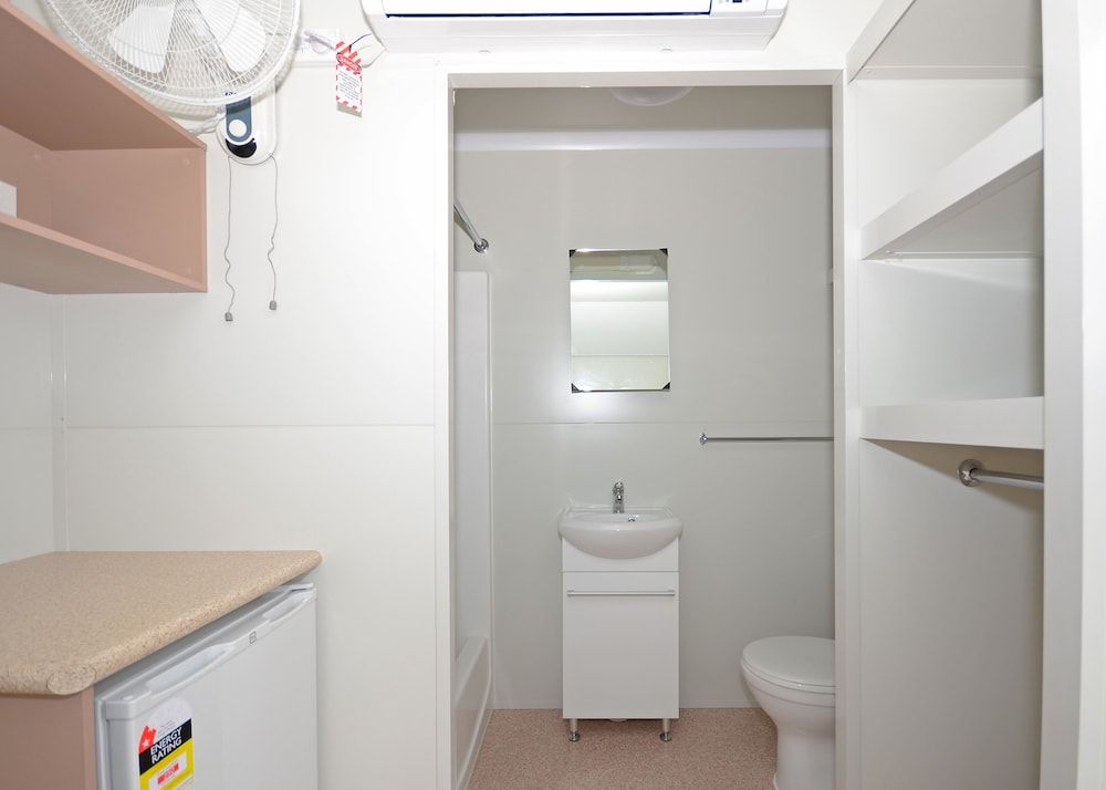 AAOK Lakes Resort & Caravan Park Compact Single Van Room 3