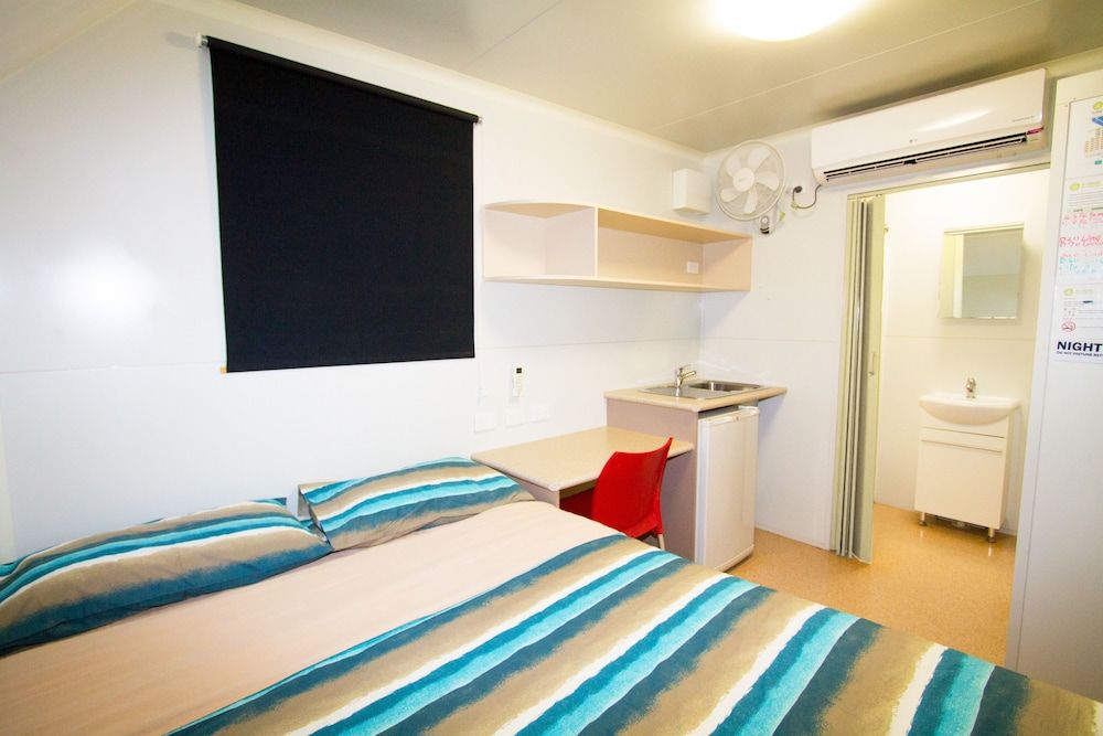AAOK Lakes Resort & Caravan Park Compact Queen Van Room 2