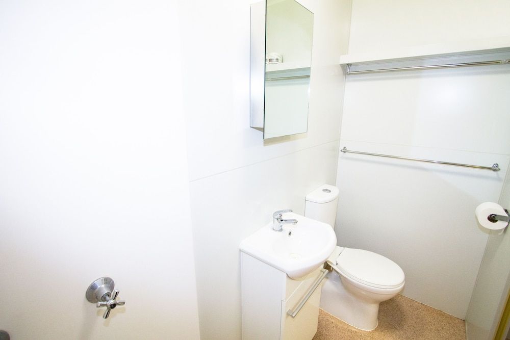 AAOK Lakes Resort & Caravan Park Compact Queen Van Room 4