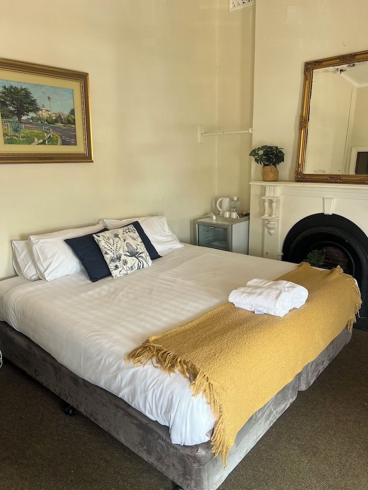 Comfort, King, Shared Bathroom