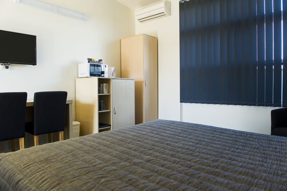 Cherry Blossom Motel Executive Room, 1 Queen Bed 14