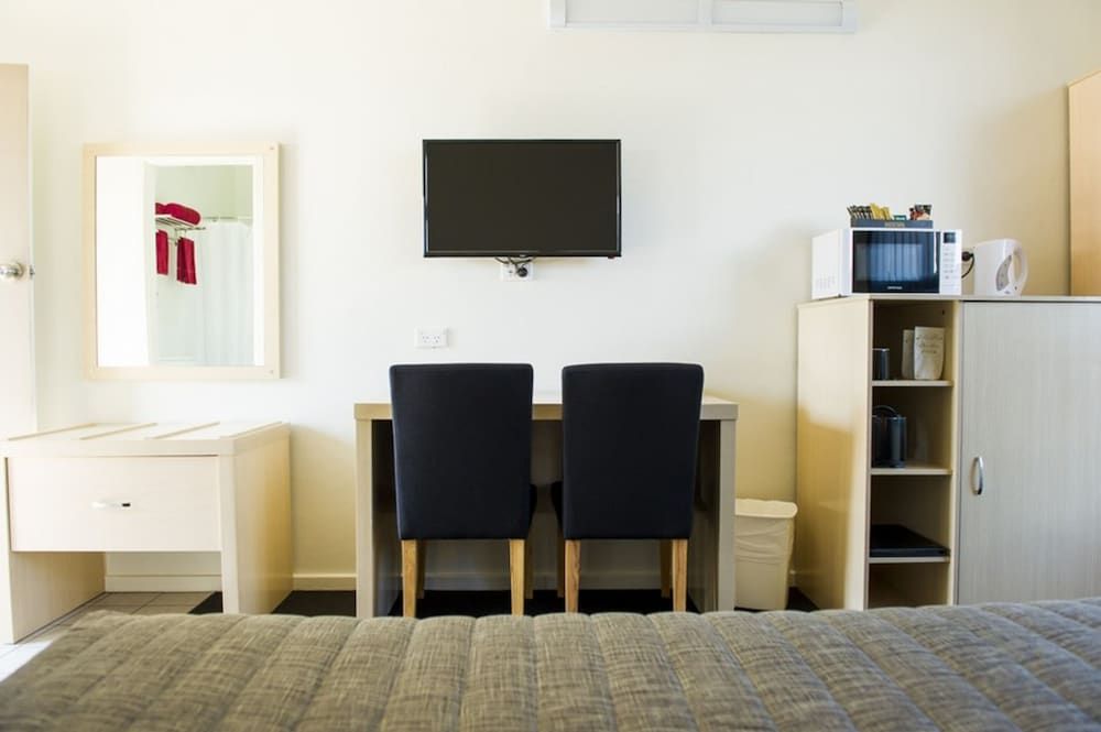 Cherry Blossom Motel Twin Room 3